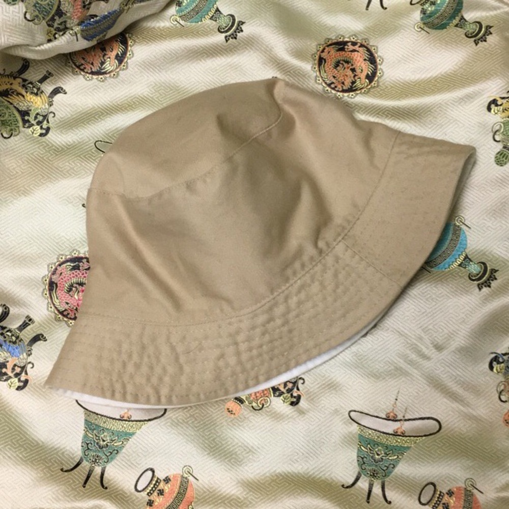 Reversible beige bucket hat